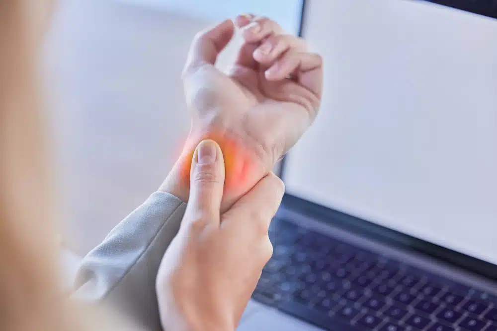 business woman having carpal tunnel syndrome | chiropractic care for repetitive strain injuries